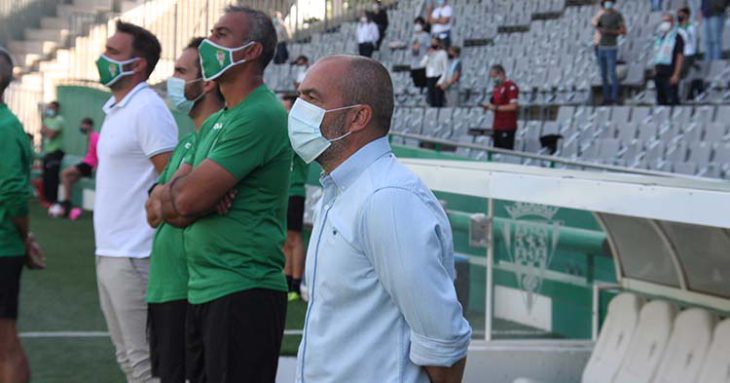 Sabas escuchando el himno del Córdoba por primera vez en el banquillo local junto a su segundo Manu Robles.