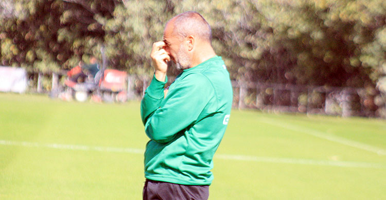 Sabas pensando su nuevo once ante los nuevos efectivos con los que cuenta.