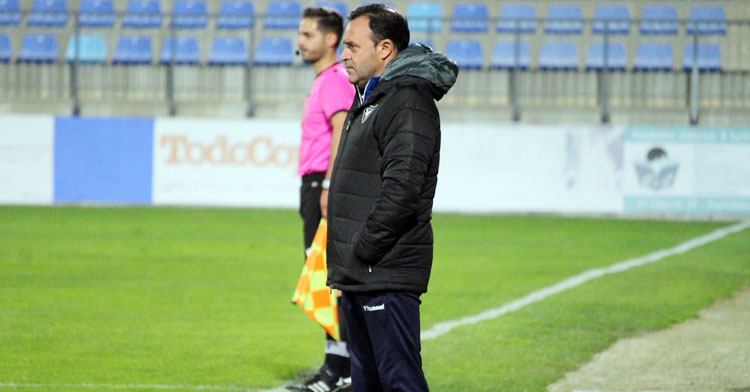 Salmerón siguiendo el partido desde su área técnica. Foto: UCAM Murcia