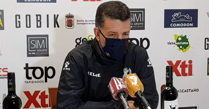 Héctor Sandroni atendiendo a los medios de Yecla. Foto: Yeclano Deportivo