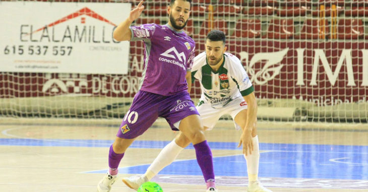 Alberto Saura encima a un rival en el duelo del sábado contra Palma Futsal