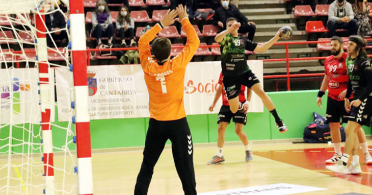 Fernando Torres fue un muro infranqueable en muchos momentos. Foto: Balonmano Torrelavega