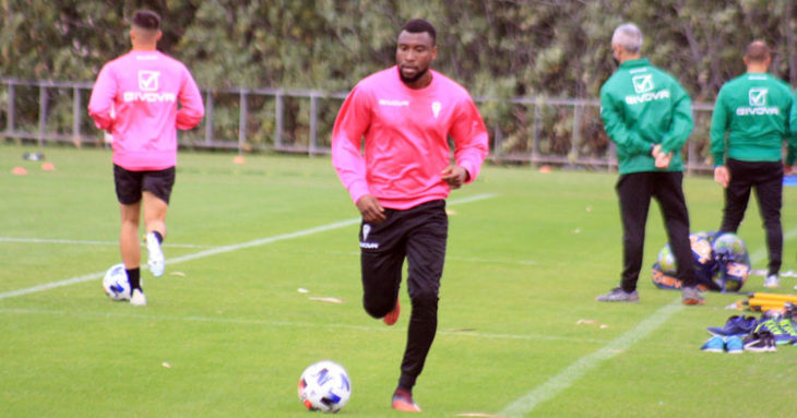 Djak Traoré corre con el balón con Jesús Álvaro de espaldas al fondo con el mismo ejercicio de vuelta a la zona de partida de sus series.