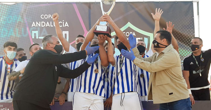 El Recre recibiendo el trofeo de campeón andaluz de la mano de Pablo Lozano