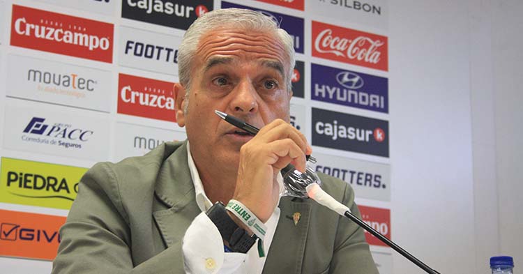 Miguel Valenzuela durante su valoración del mercado de fichajes en la sala de prensa de El Arcángel.