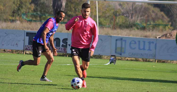 Alberto Salido se perfila para rematar a puerta tras dejar atrás a Mario Ortiz.