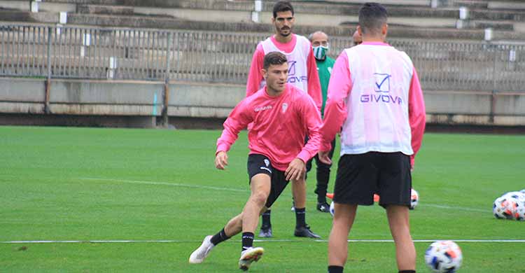 Berto Espeso buscando el balón con Bernardo y Sabas al fondo.