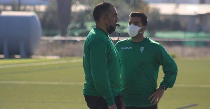 German Crespo con uno de sus ayudantes del cuerpo técnico del filial del Córdoba CF.