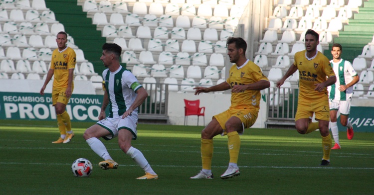 Javi Flores se gira ante un rival del UCAM.