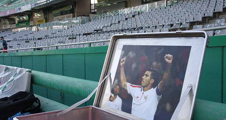 La imagen y el espíritu de José Antonio Reyes presidió El Arcángel en su primera vez en 27 con las puertas cerradas al público.