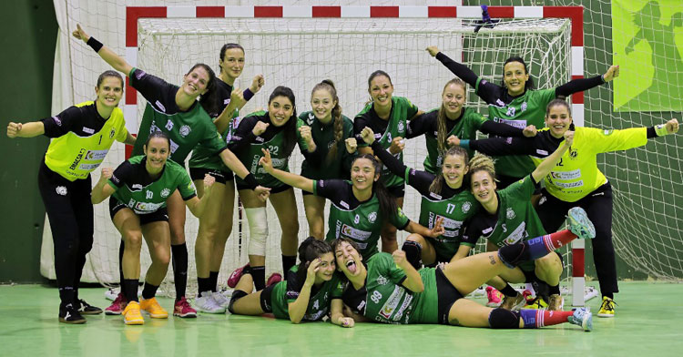 La foto de la celebración tras la victoria del equipo. Foto: Fran Pérez / Balonmano Adesal