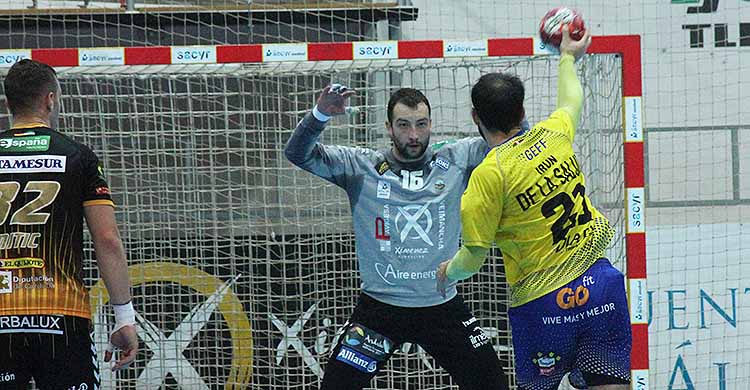 Adi antes de parar un siete metros en los compases finales que aseguraba el triunfo ante el Bidasoa de Irún.
