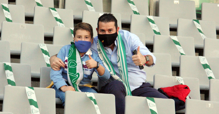 Padre e hijo mostrando su ilusión tras su primera vez en El Arcángel ante el UCAM.