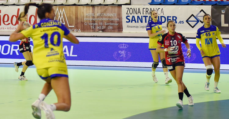 Alba Sánchez, de rojinegro, en su partido 100 en la División de Honor. Foto: Balonmano Pereda