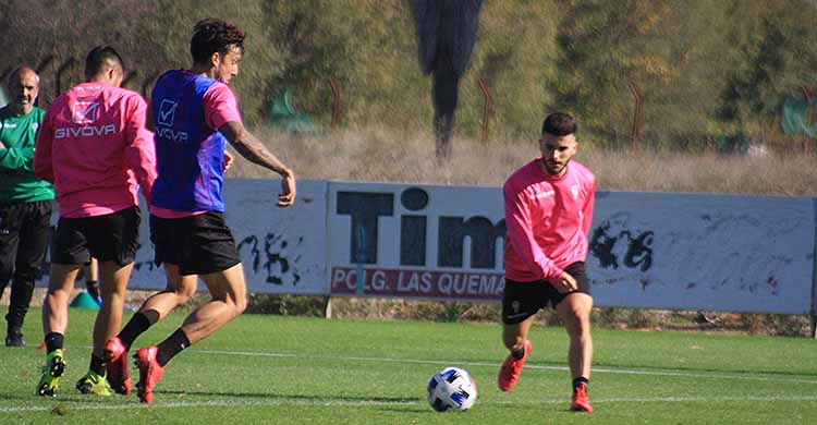 Alberto Salido intenta llegar al balón antes que Farrando con Sabas al fondo siguiendo el juego.