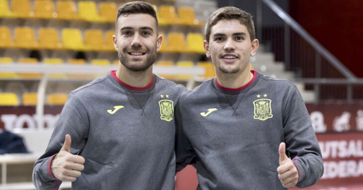 Alberto Saura posando con el otro debutante, su paisano Mellado, en la pista de Las Rozas. Foto: @sefutbol