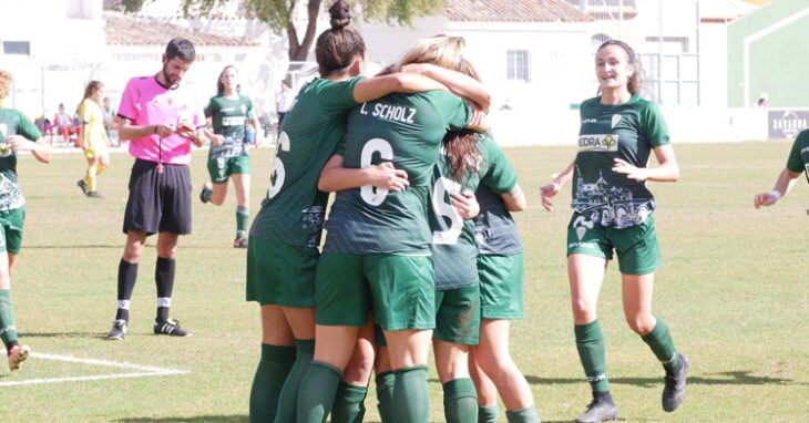 Las jugadoras del Córdoba celebran el tanto del empate de Yanire. Foto: FF La Solana