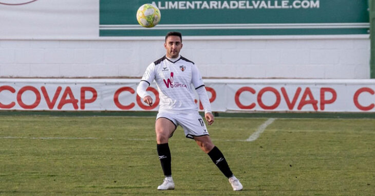 Antonio Lucena, tras golpear la bola en un pase en largo. Foto: CD Pozoblanco