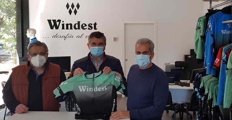 Juan Rodrigo Arenas junto a los representantes De la Peña Ciclista Egabrense.