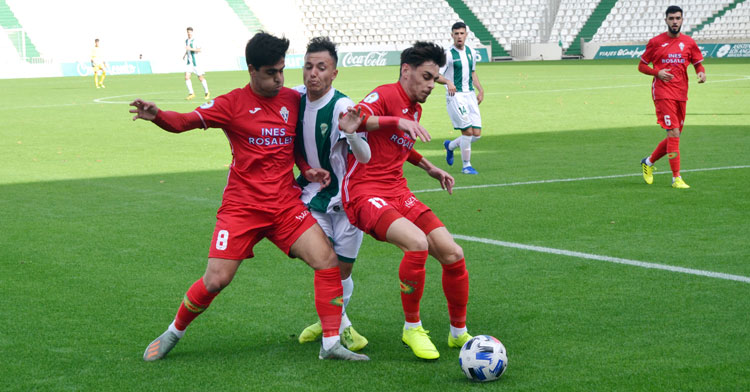 Un jugador del filial emparedado por dos futbolistas del Castilleja.