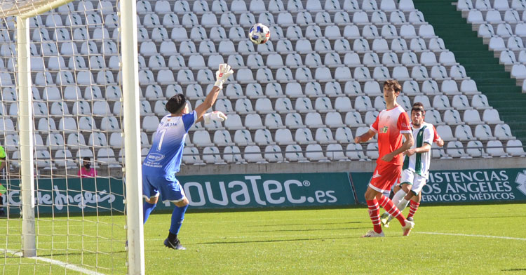Un ataque del Córdoba B en el partido frente a La Palma. Autor: Javier Olivar