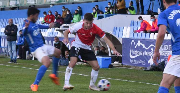 Berto Espeso protegiendo el balón ante un jugador del Linares.Berto Espeso protegiendo el balón ante un jugador del Linares.