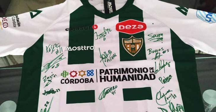 La camiseta del Córdoba Patrimonio de la Humanidad firmada por su plantilla.