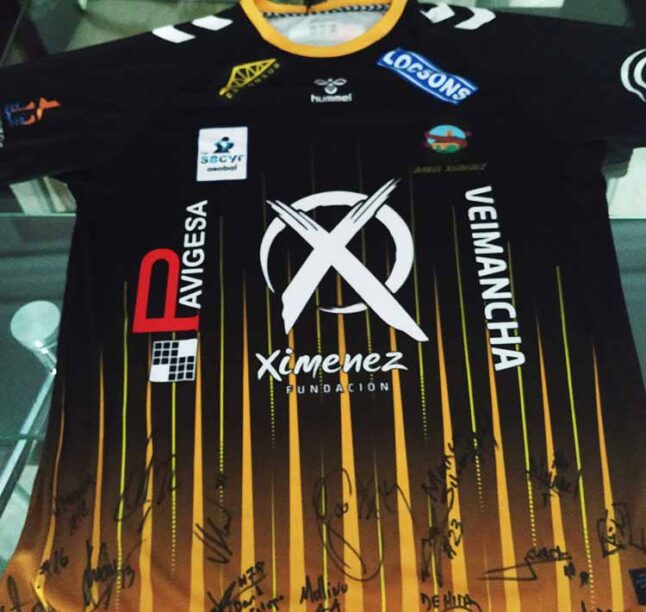 La camiseta del Ángel Ximénez de Puente Genil firmada por su plantilla actual que se sorteará.