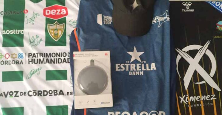 Las camisetas firmadas por las plantillas del Córdoba Patrimonio de la Humanidad, Javi Garrido y el Ángel Ximénez, más el altavoz de Ofertel.