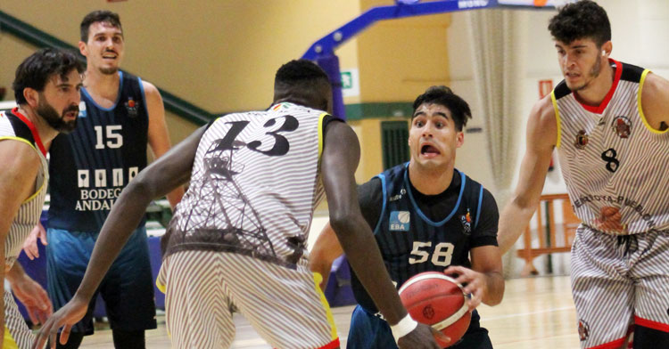 La defensa minera intenta cerrarse sobre el base Curro Martínez, máximo anotador del partido con 23 puntos. Foto: Deportedelaisla.com