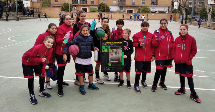 Uno de los equipos femeninos del Ciudad de Córdoba impulsando una de las campañas del club por el medio ambiente y el clima