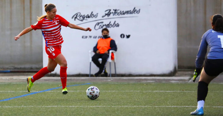 Carmen Gordillo espera en la portería la llegada de una atacante nazarí. Foto: Granada Femenino