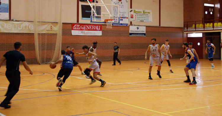 Los jugadores del Peñarroya en un encuentro en el Lourdes Mohedano semanas atrás. Foto: CP Peñarroya
