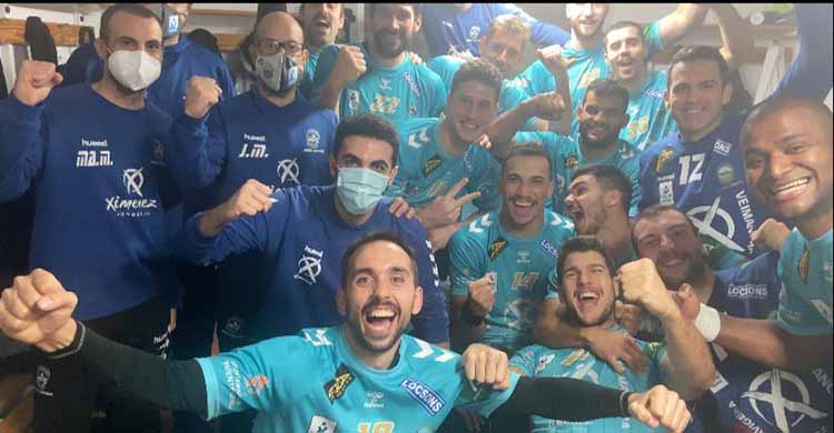 José Cuenca en primer plano muestra el júbilo junto al resto de compañeros de la primera victoria del Ximénez en Aranda.