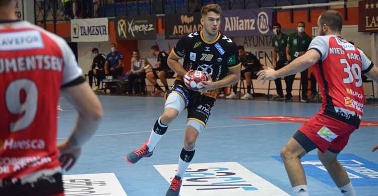 David Estepa encarando a la defensa del Bada Huesca.