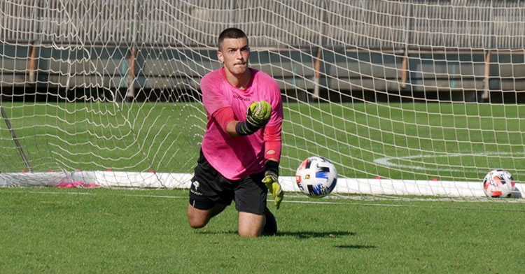 Edu Frías saca de puerta en un entreno. Foto: CCF