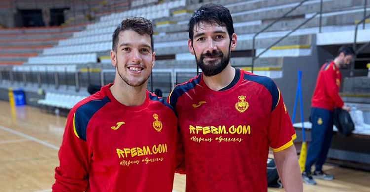 David Estepa y Javi García con la camiseta de los Hispanos en Lliria.David Estepa y Javi García con la camiseta de los Hispanos en Lliria.
