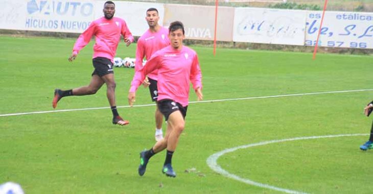 Farrando en el entrenamiento de este martes adelantándose a Willy en un centro lateral