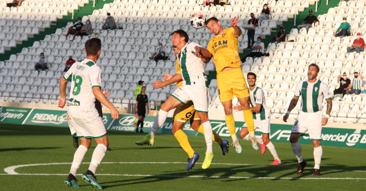 Manu Farrando pelea un balón aéreo ante el UCAM Murcia.