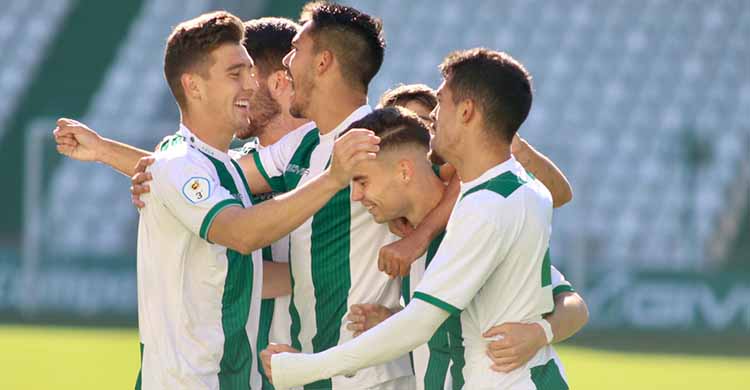 Los jugadores del Córdoba B celebrando el primer tanto de Luismi.