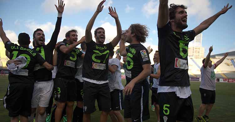 Fran Cruz celebrando el ascenso del Córdoba a Primera en Las Palmas junto a su hermano Bernardo.