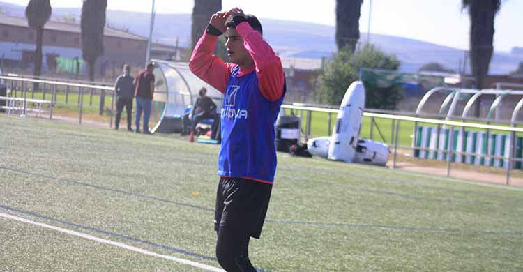 Fran Gómez echándose las manos a la cabeza en un entrenamiento de esta semana con el filial.