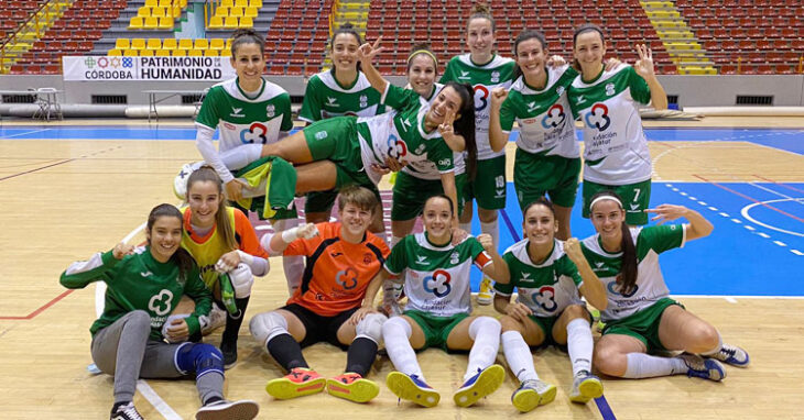 Las jugadoras cajistas, felices tras otra goleada