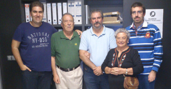 Gonzalo Uceda, segundo por la izquierda, en un homenaje hace unos años en la extinta CCF Radio. Foto cedida por Diego Arellano