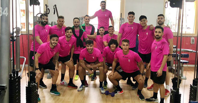 Manu Leal, en el centro junto a sus compañeros tras una sesión en el gimnasio. Foto: @CordobaFutsal