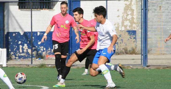 Un futbolista del Ciudad de Lucena se adelanta a un jugador del Castilleja.