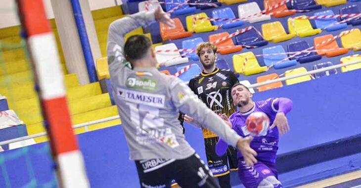 Álvaro de Hita cerrando su portería ante el extremo del Guadalajara con Vicente Poveda al fondo.