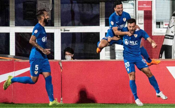 Hugo Diaz celebrando uno de los tantos de la goleada del Linares al Sevilla Atlético.