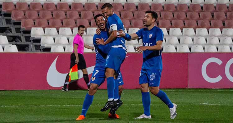 Hugo Díaz celebrando uno de sus dos goles con el Linares ante el Sevilla Atlético.
