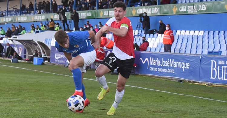 Javi Flores dejando atrás a un jugador del Linares.